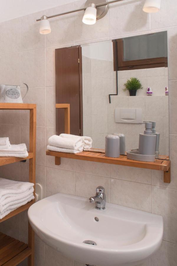 Apartamento Cortile Del Forno Nel Centro Storico Arona Exterior foto